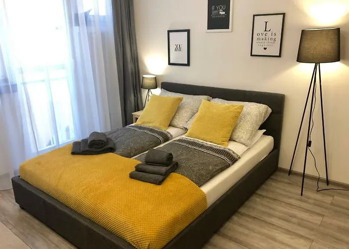 Szczesliwa 13 - Plac Ratuszowy *